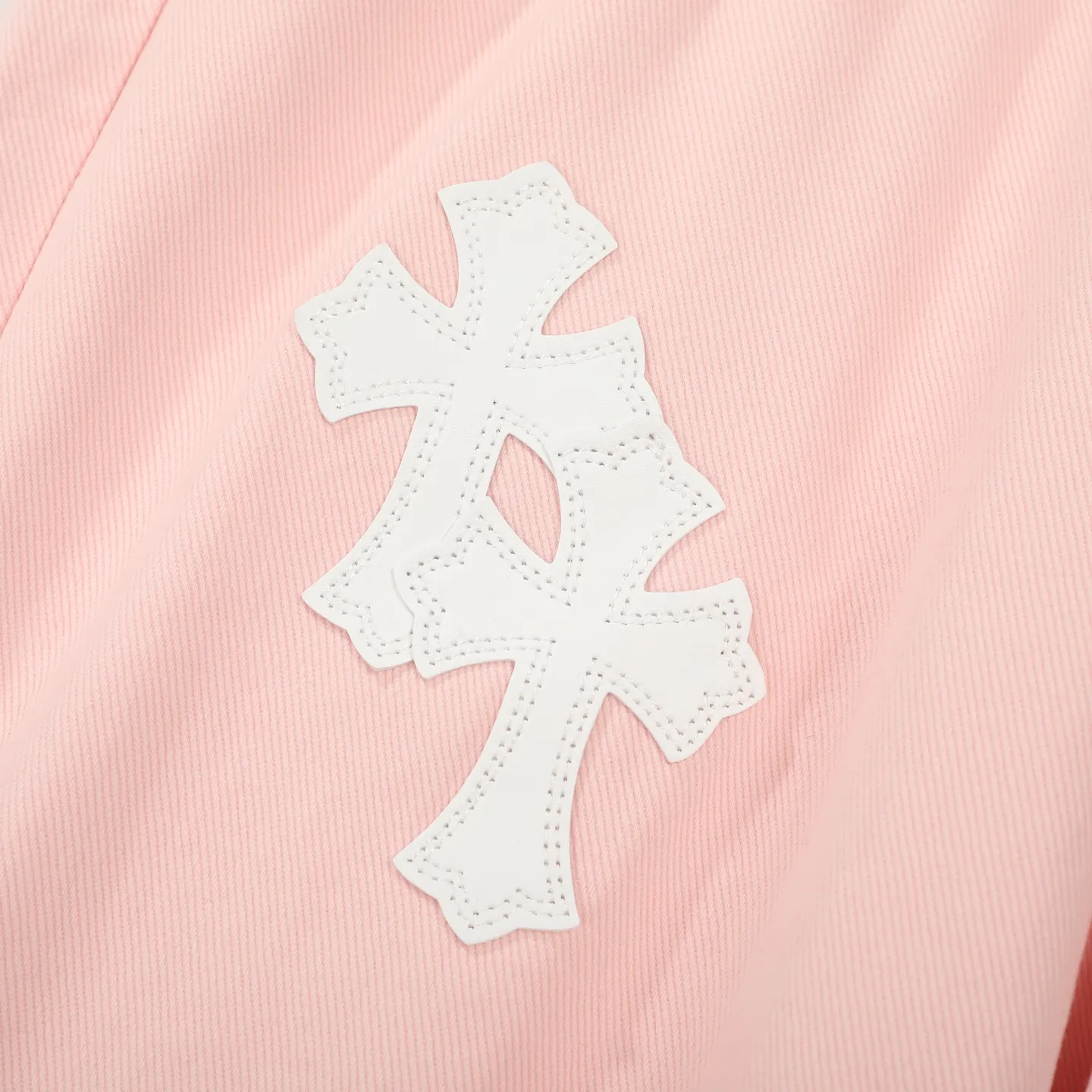 P260 Chrome hearts CH co-branded Drak Miami light pink jeans exude uninhibited personality and unique charm. Every wear and tear is carefully designed to present a unique artistic feel. Made of imported denim fabric, which has undergone heavy industrial washing and destruction treatment, the trousers show a super cool effect on the upper body, allowing you to dominate the fashion stage.  This is more than just a pair of jeans, it is an expression of attitude. With its unique design concept and ultimate pursuit of details, Croxin breaks traditional boundaries and defines the jeans trend in the new era. The trousers are made of double-layer woven fabric with customized hardware. Italian-made special cowhide is printed and cut. Custom-made sheepskin three-layer thick-line leather. The whole body is spliced ​​in heavy water washing. Craftsmen hand-splash ink. You can see the details. Three-dimensional cutting version. Loose and comfortable, not flattering. Makes taller and slimmer. Factory Seiko. Original quality control. Same style for men and women. Can be matched with couples. Versatile recommendation. Must-have jeans for all seasons. Color: light pink. Size: 28-30-32-34.